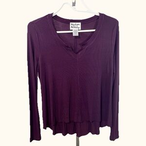 Madison & Berkeley Women’s Burgundy Red Ribbed Stretch V Neck High Low Top SMALL